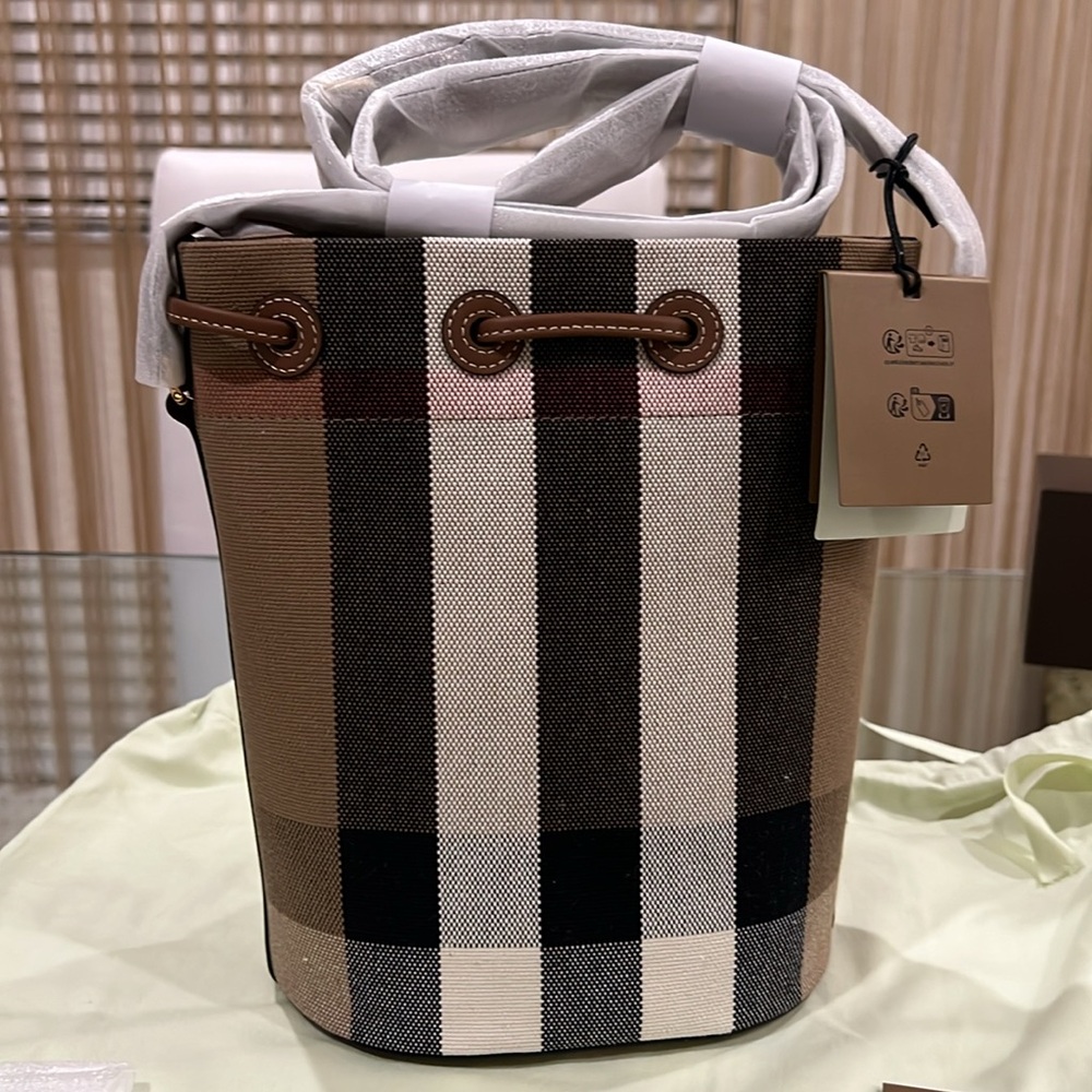 🔥🔥🔥Authentic Burberry Check Bucket - Picture 5 of 12